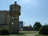 Vorschaubild dscf10110_Turm_mit_Einschlagloechern_Glasbau_und_zerschossenes_Hotel_Radnicki_Dom_Vukovar.jpg 