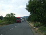 Vorschaubild dscf10492_Landstrasse_Richtung_Ajtos_LKW_und_Strassenhaendler.jpg 