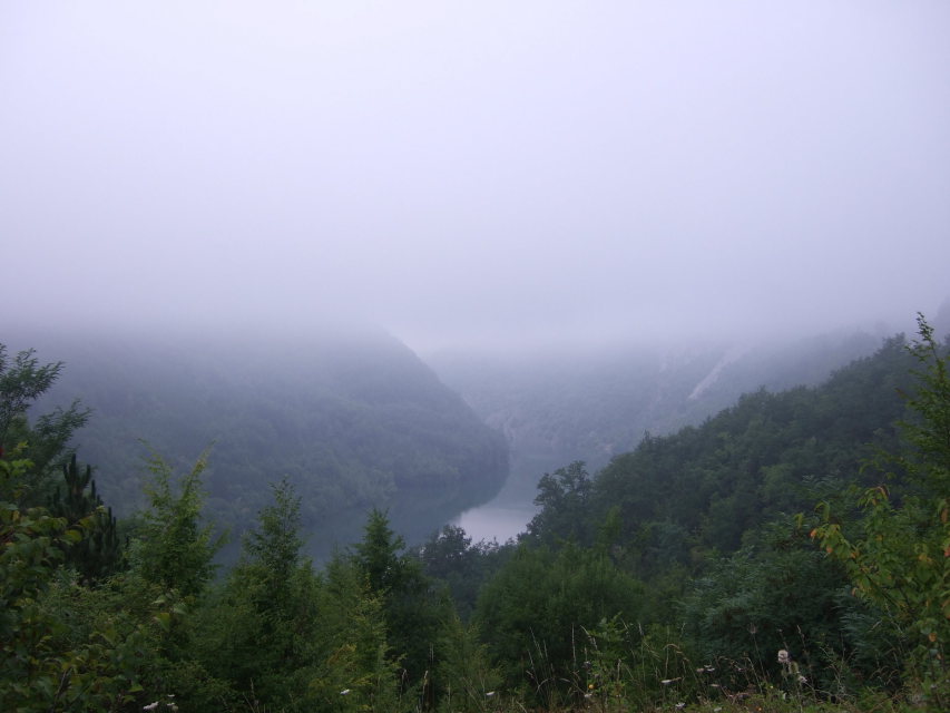 Skaliertes Bild dscf_F30-2_012122_Nebel,_Berge_und_Fluss_Lim.jpg 