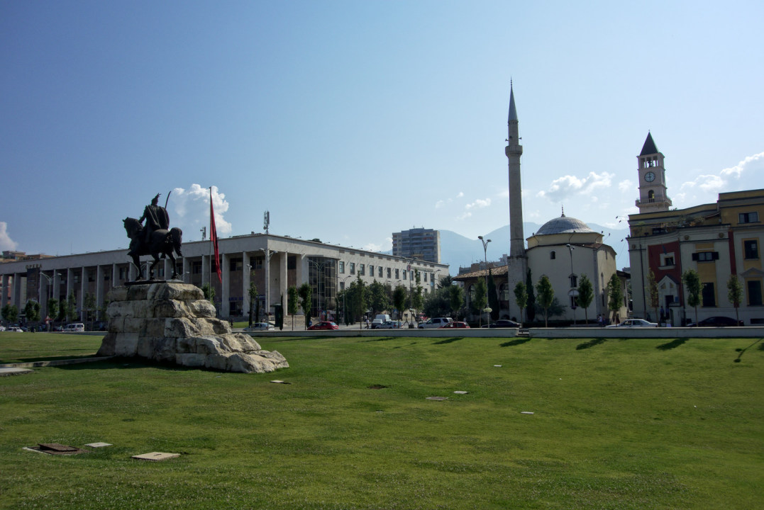 Skaliertes Bild dscRX007849_Tirana-Skanderbegplatz_Standbild,_Moschee_und_Uhrturm_ok.jpg 