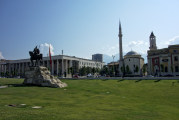 Tirana - Skanderbegplatz Standbild, Moschee und Uhrturm