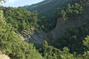 Vorschaubild dscRX008076_Oberes_Bogova-Tal_mit_weiterem_kleinen_Wasserfall,_Wald_und_Felsiges_zoom_ok.jpg 