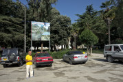 Çorovodë - Chauffeur und Taxi am Park auf Hauptplatz