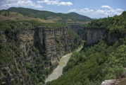 Osum-Canyon-Süd - Blick stromauf mit Fluss und Hügeln