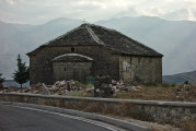 Dorf Krinë - Kirche, Sonnenstrahlen, dahinter Kardhiqit-Gebirge