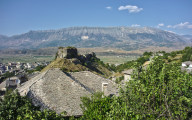 Gjirokastra - Steindach mit Festung und Lunxhërisë-Gebirge