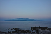 Adria mit Felsufer und Frühnebel vor Korfu